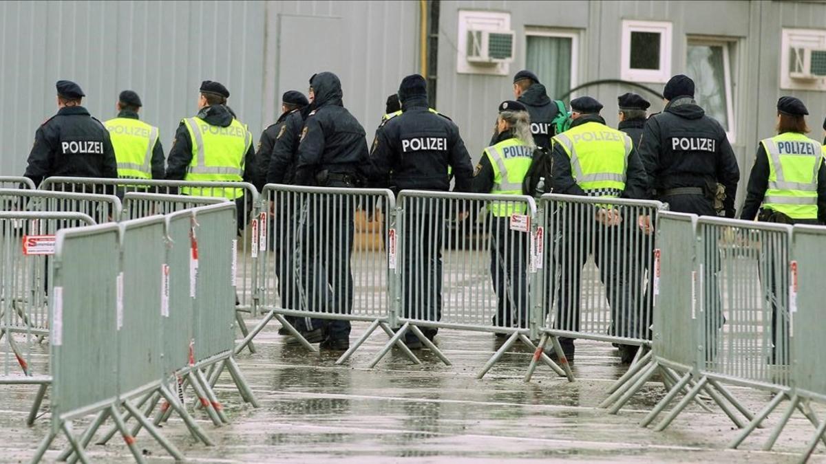 Policías en el paso fronterizo entre Austria y Eslovenia.