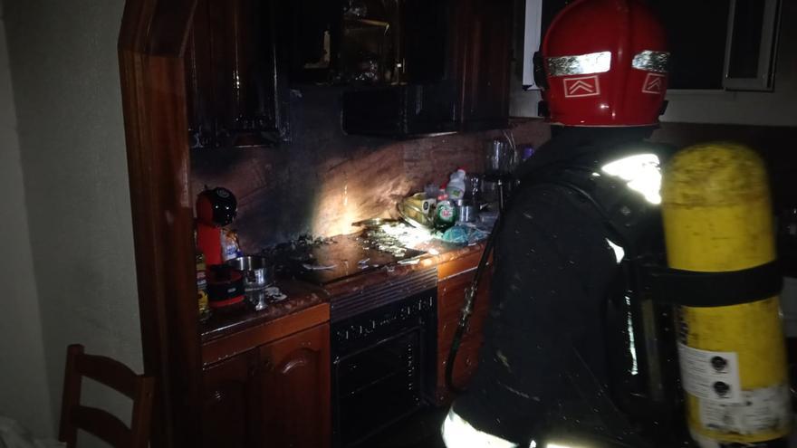 Incendio en una cocina del barrio de Arenales (09/12/2021)