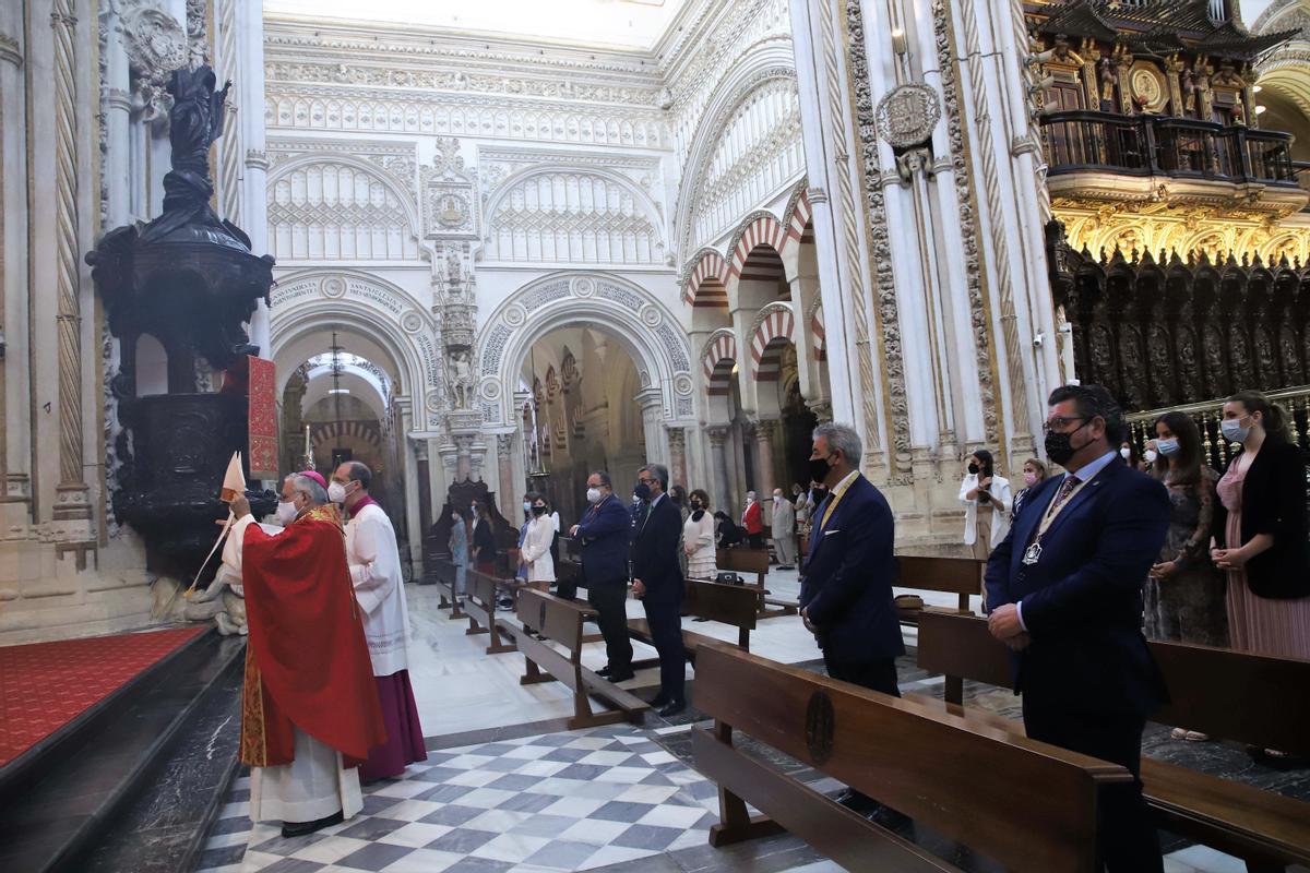 El Simpecado del Rocío en la Catedral El Simpecado del Rocío en la Catedral