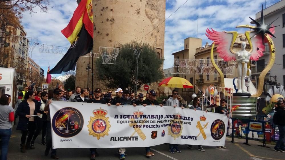 Agentes de la provincia de Alicante en la protesta de València.