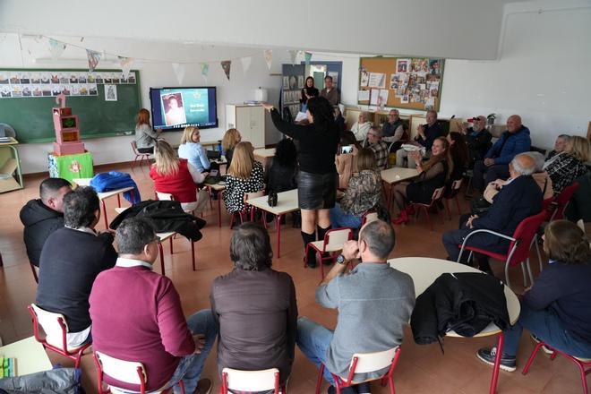 Alumnos de la promoción 1980-1990 del colegio San Agustín de Castelló regresan a las aulas en un emotivo reencuentro