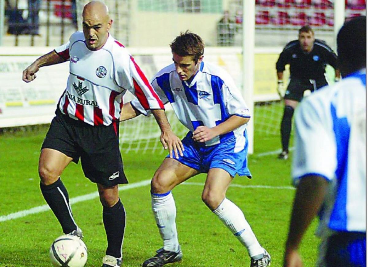 Fidalgo, en posesión del balón, en 2004 ante el «miniglorioso». | LOZ