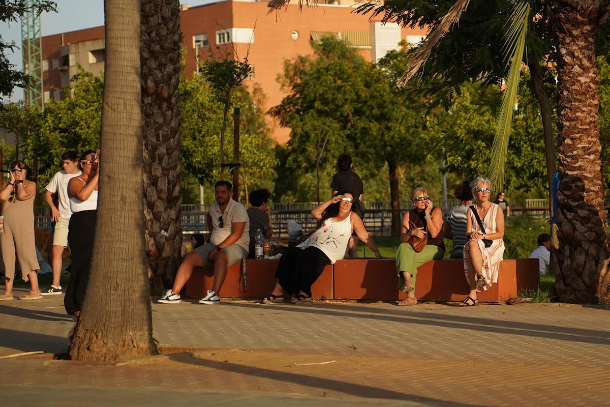 En imágenes: así han vivido los sevillanos el eclipse solar