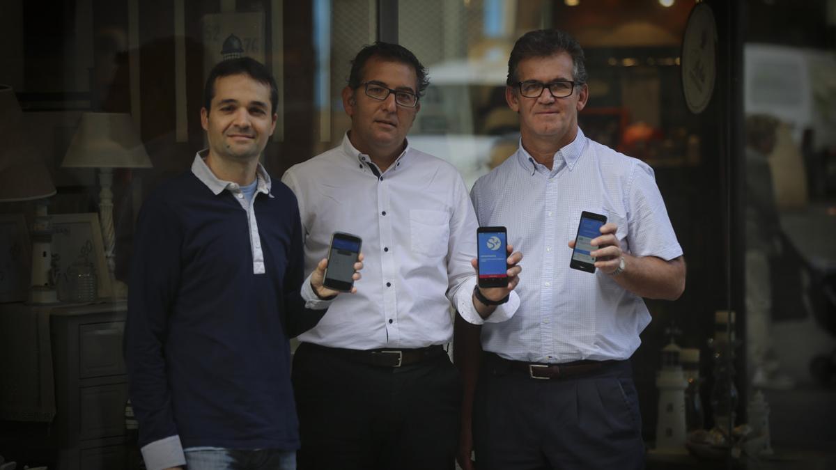 Los creadores de la aplicación Esmasshopping, Oscar Espada, Toni Bosch y Fernando Merce, posan en una calle comercial de Sabadell.