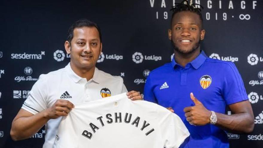 Batshuayi posa con el presidente del Valencia CF, Anil Murthy, ayer en la sala de prensa de Mestalla.