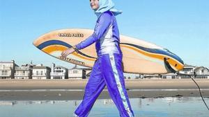 ’Burkini’. Una joven viste un traje de baño acorde con las normas del islam, en California.