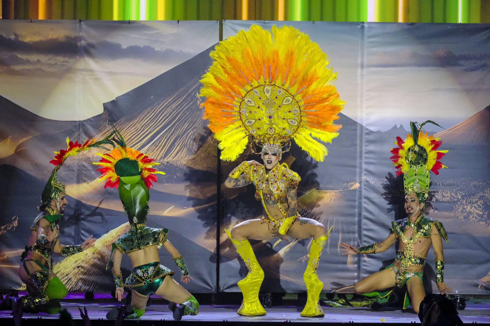 5. Drag Eros (Aday Betancor Arbelo) Con el patrocinio de Juventud Canarias, Turismo Lanzarote y CACT Lanzarote y con un diseño de Jesús Casillas Martín, Eleazar Rivero Dorta y Maison Betancort presenta el espectáculo ¿Quién dice que del corazón de un volcán no puede nacer una flor?