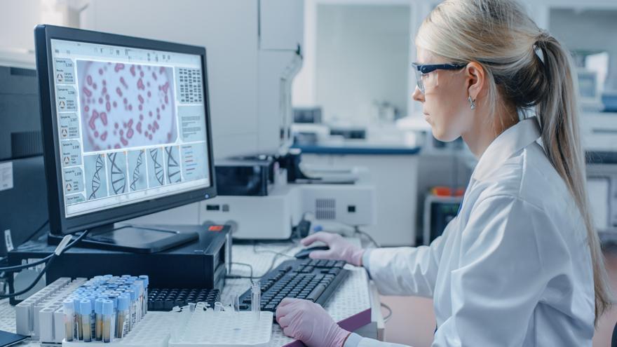 Una mujer, en un laboratorio.