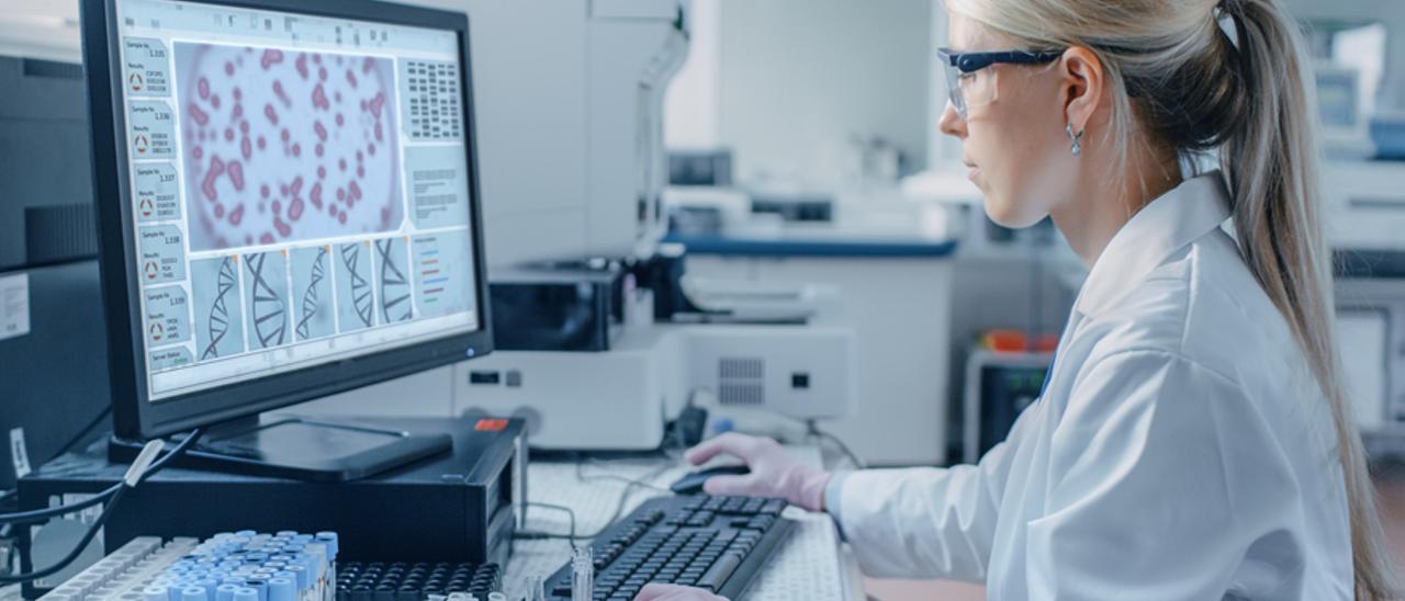 Una mujer, en un laboratorio.