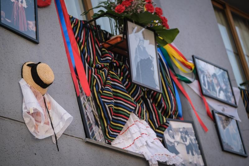 Balcones engalanados por la festividad de San Benito.