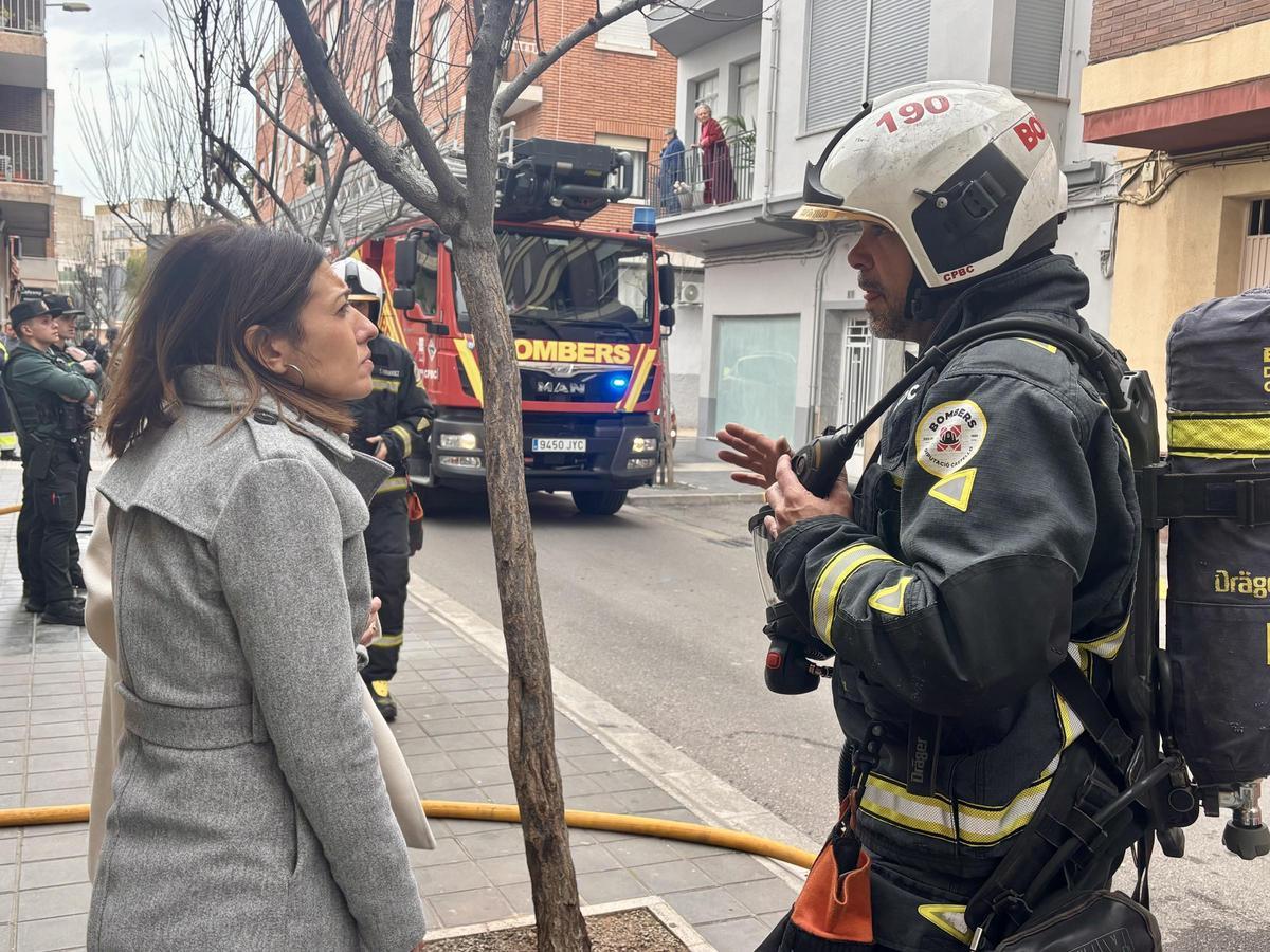 La alcaldesa, María Tormo, hablando con un bomberos en el lugar de los hechos, este lunes.