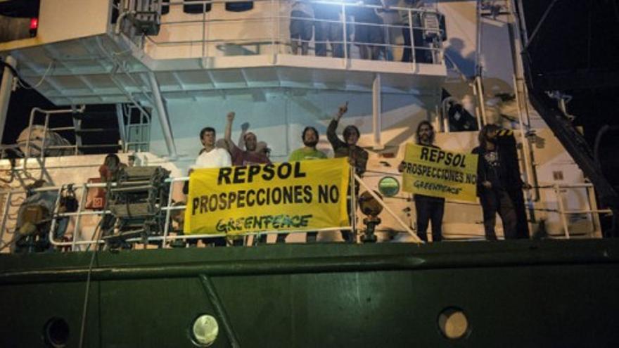 Retenido el barco con el que Greenpeace protesta por las prospecciones en Canarias