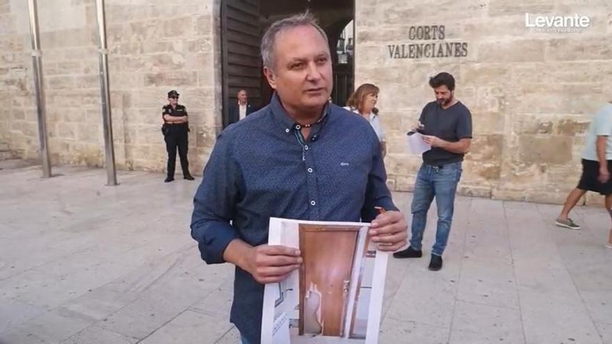 “Se están cayendo trozos de la fachada del centro, es un peligro”
