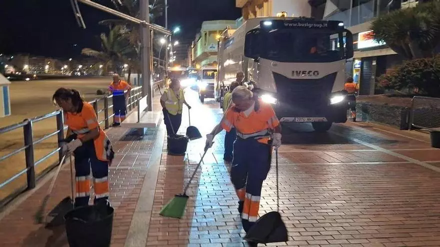 Las Canteras recupera la normalidad tras la Noche de San Juan con la retirada de casi 10 toneladas de residuos, un 12,1% menos que el pasado año