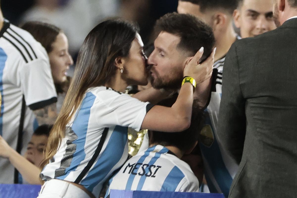  Lionel Messi  besa a su esposa Antonela Roccuzzo hoy, al final de un partido amistoso entre las selecciones de Argentina y Panamá .