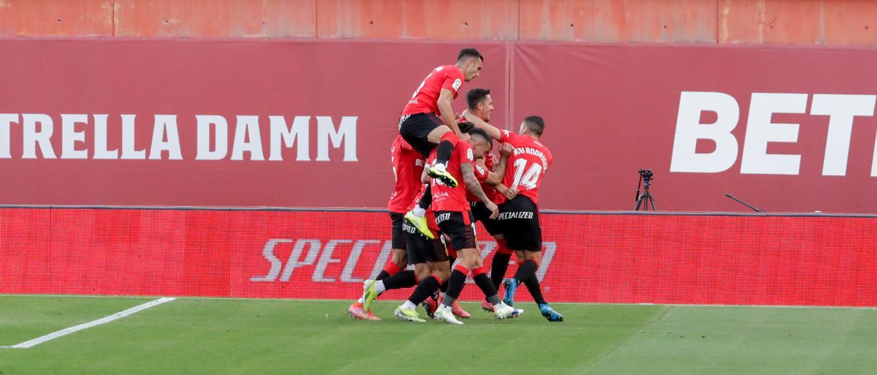 Los jugadores del Mallorca celebran el gol de Raíllo.