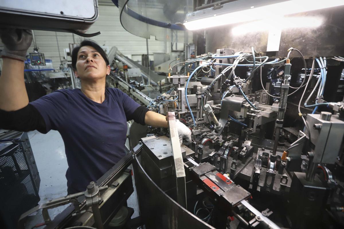 Una mujer, en su puesto de trabajo.