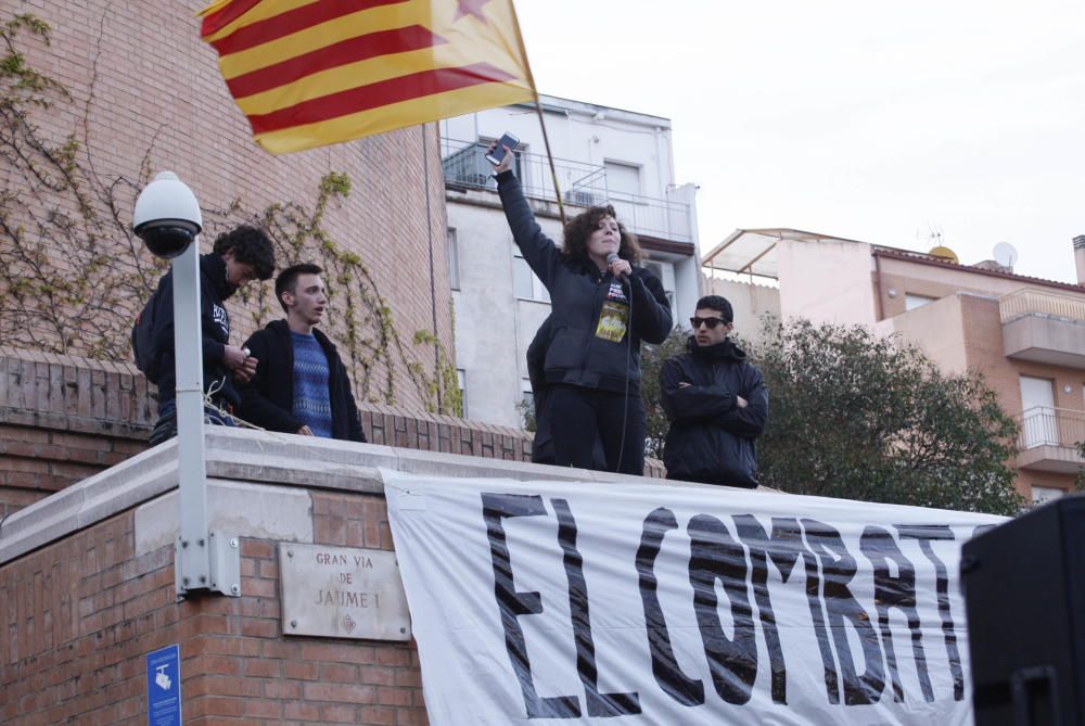 Milers de persones clamen per la llibertat de Puigdemont davant la subdelegació del govern de Girona