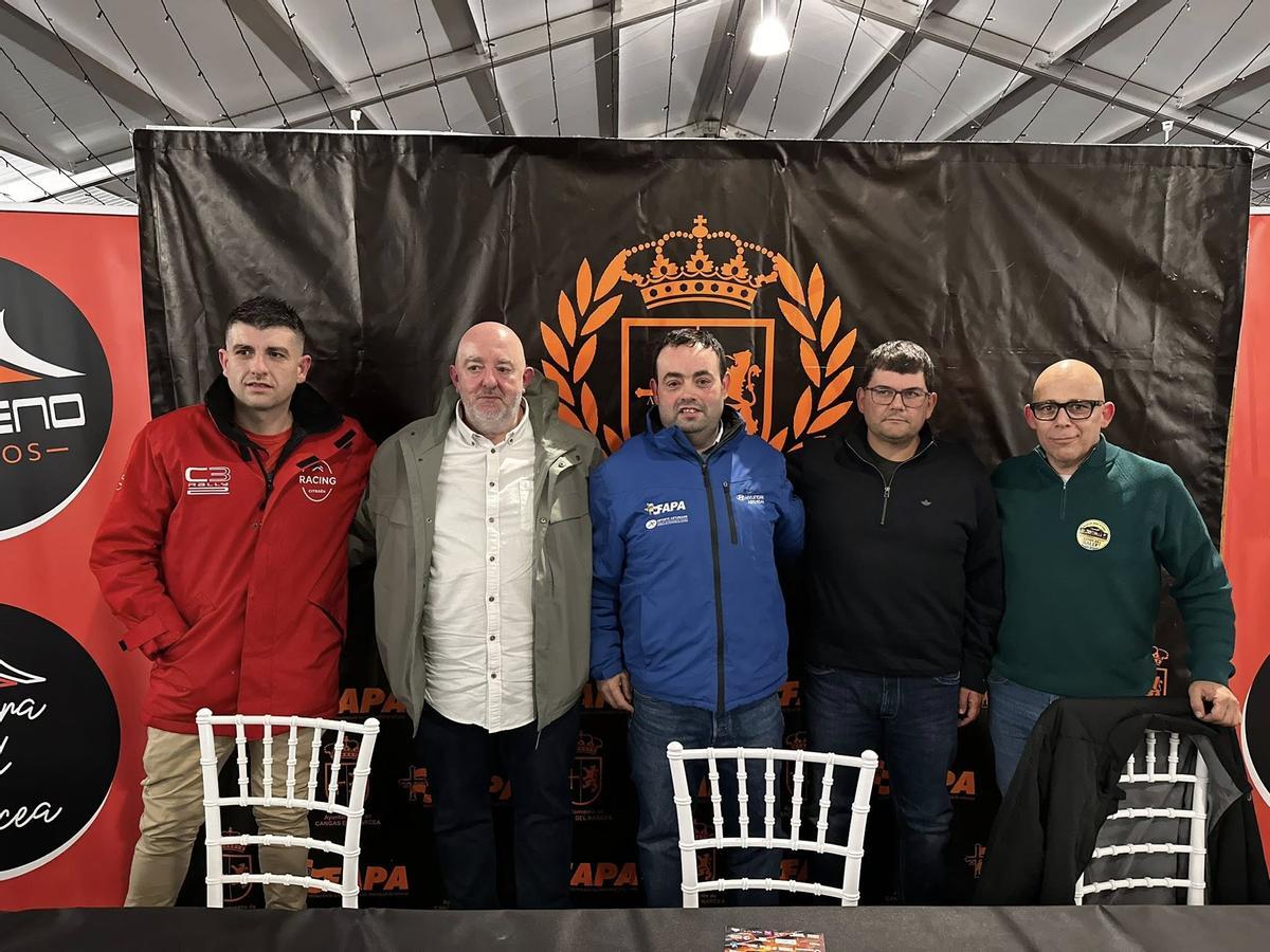 Ordóñez, Veelasco, Márquez, Fernández y Verano posan juntos en la presentación del evento.