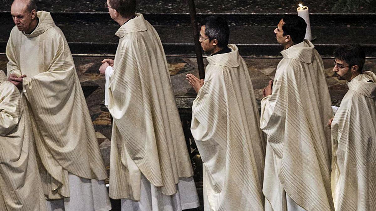 Jesuitas en una misa de la iglesia del Jesús en Roma, oficiada por el Papa. |   // EFE