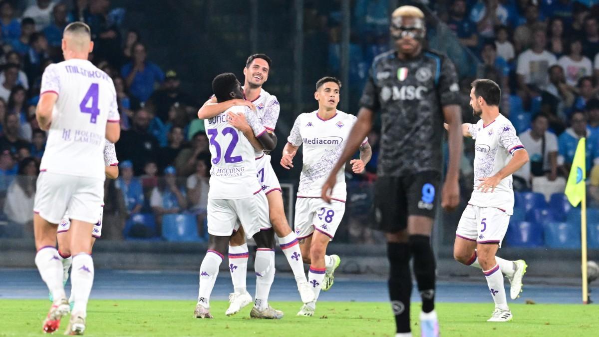 Los jugadores de la Fiorentina celebran el gol de Brekalo al Nápoles