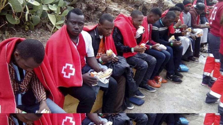 Un grupo de inmigrantes a su llegada a Ceuta.