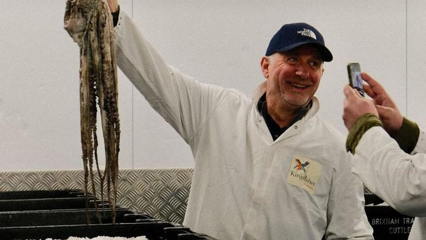 Trabajador del proveedor pesquero Kingfisher Brixham, en  el condado de Devon. A la izquierda, parte de un ejemplar capturado en Devon, a bordo del buque ‘William of Ladram’. |  Kingfisher Brixham / Brixham Fish Market