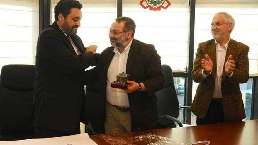 El alcalde agradeció la labor de Jesús Paz y le entregó una figura del Concello en miniatura.