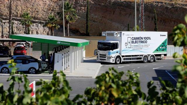 Iberdrola ha comenzado las pruebas para que los camiones eléctricos pesados puedan circular por el Corredor Mediterráneo. | L.O.