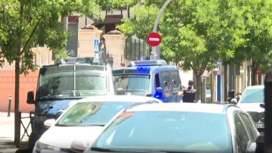 Continúa el movimiento policial en la sede del PSOE