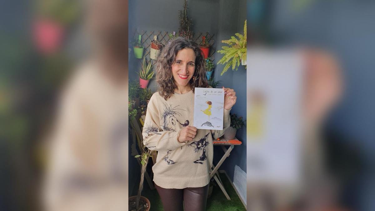 La profesora Sheila Escribano, con su nueva novela, 'Cartas de un amor'.