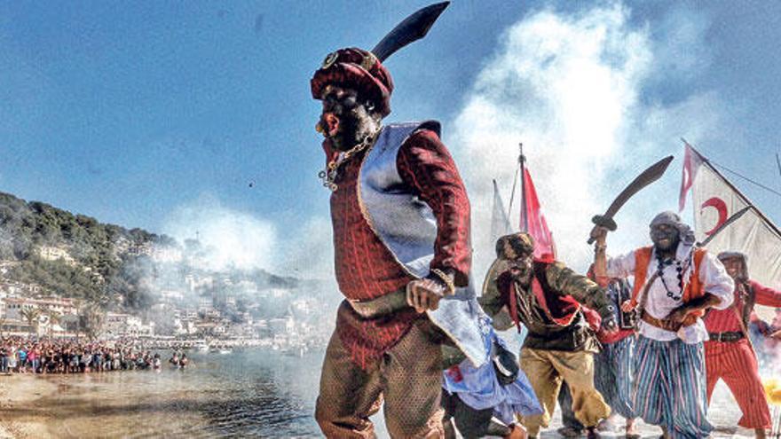 Auf in die Schlacht: Die Teilnehmer des Festes sind - wie auf dieser Aufnahme aus Sóller - als Piraten oder Bauern verkleidet