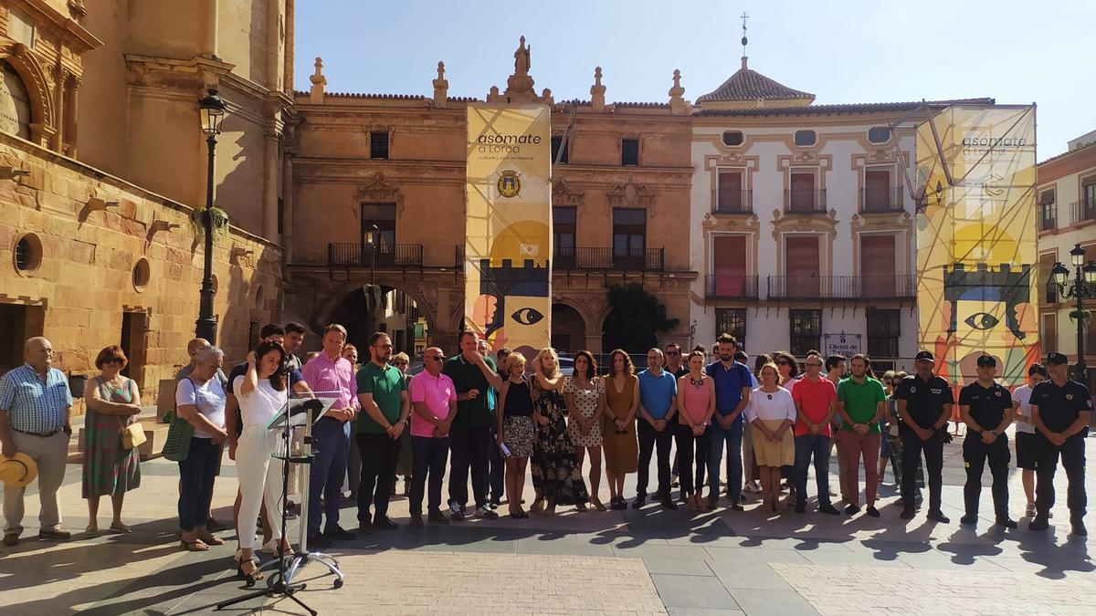 Miembros de la Corporación municipal junto a vecinos y funcionarios en el homenaje a Miguel Ángel Blanco