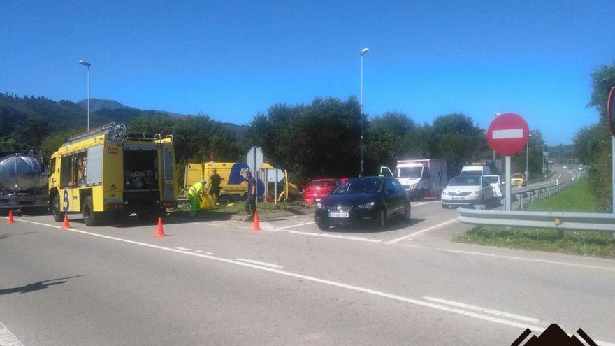 Una mujer resulta herida leve tras el choque entre un coche y un camión en Naves