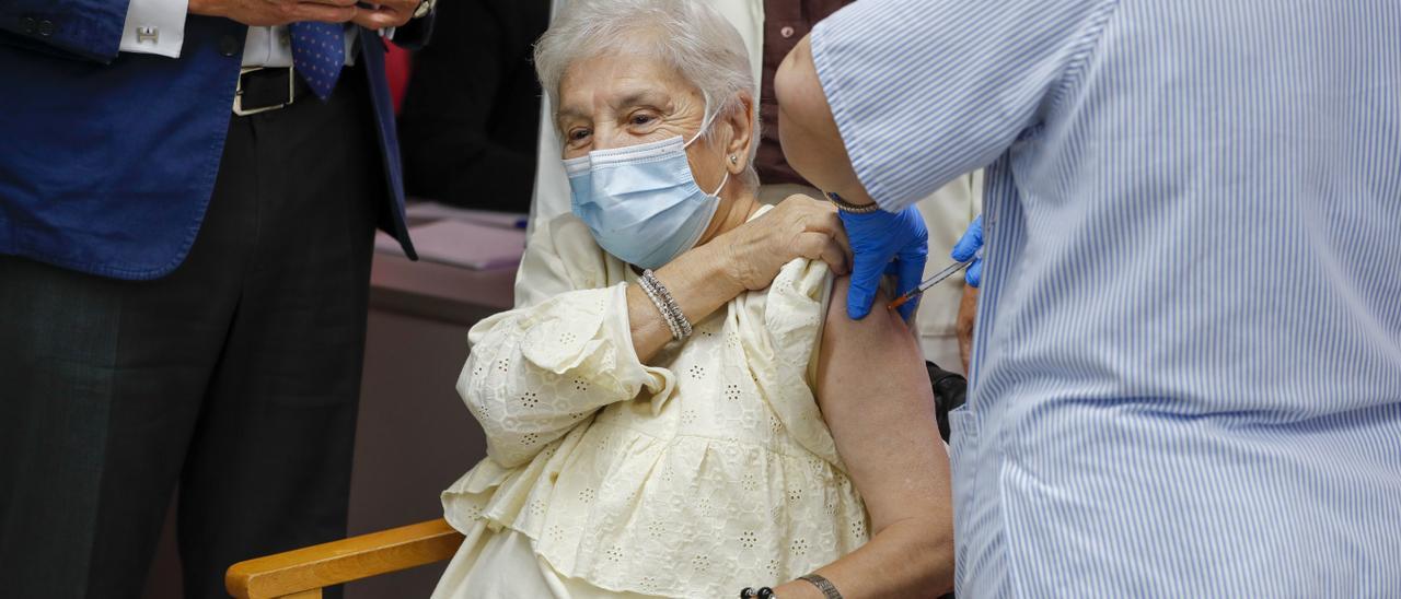 Una mujer recibe la cuarta dosis de la vacuna contra el covid.