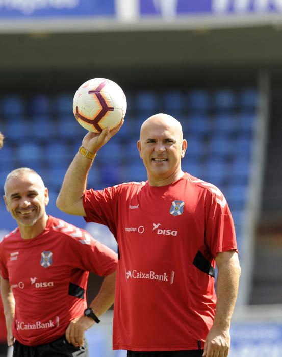 El técnico gallego sustituye en el banquillo a Juan Antonio Anquela.