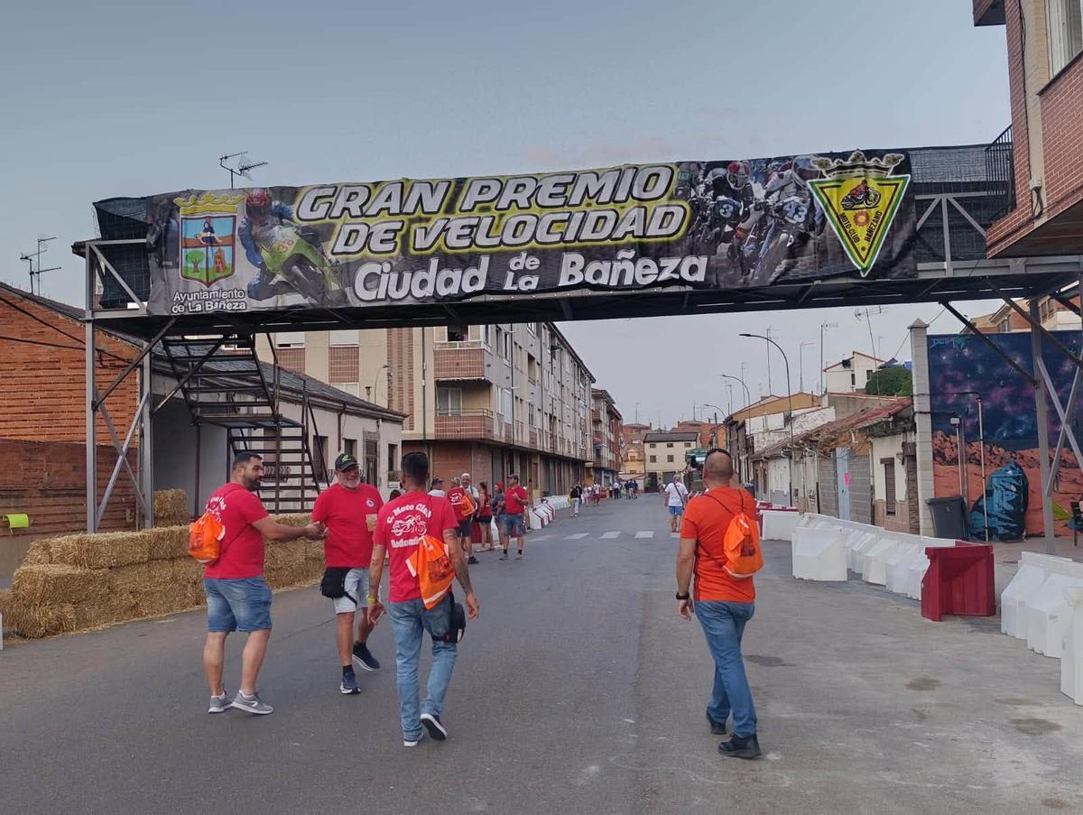 Vista de la rrecta del circuito de La Bañeza con aficionados redondelanos.