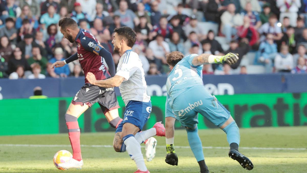 Morales marca a placer ante la mirada de Poussin y Tasende