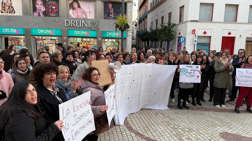 Trabajadoras de las residencias de mayores estallan en Elche: "Queremos vivir, no sobrevivir"