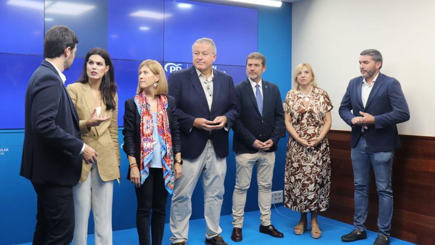 Dirigentes del PP, ayer
en la sede del partido de
la calle González Adalid.  L.O.