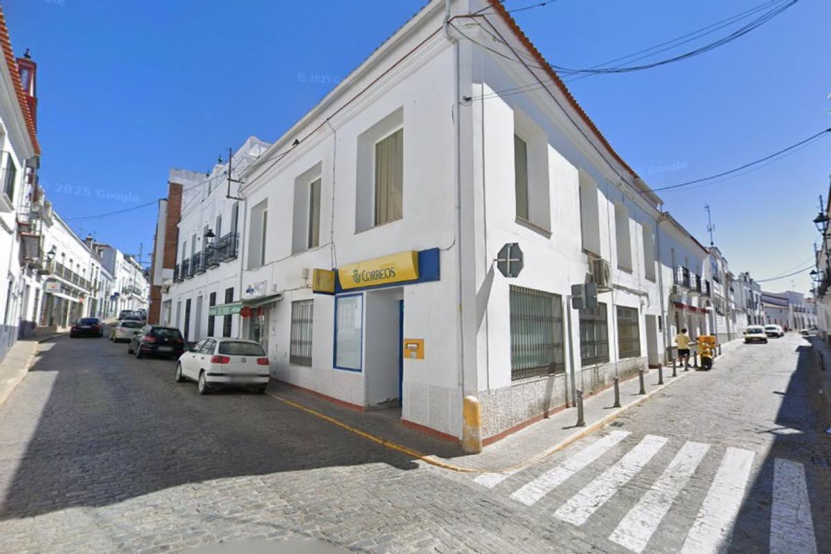 Oficina de Correos de Fuente de Cantos en la que han robado 14.000 euros y 124 votos.