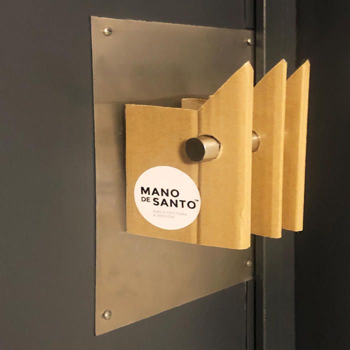 Un estudio valenciano diseña un protector de manilla para abrir la puerta con el codo