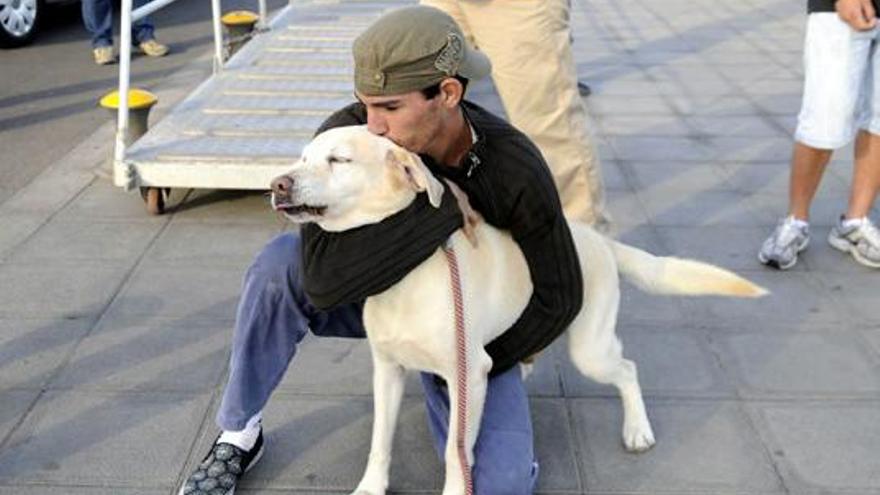 Iván, acariciando, ayer, un perro de uno de los pasajeros que viajaron a La Graciosa. i JAVIER FUENTES