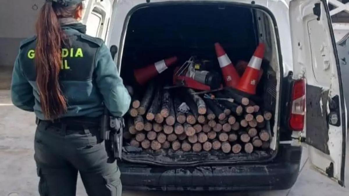 Los tres hombres guardaban el material robado en una furgoneta