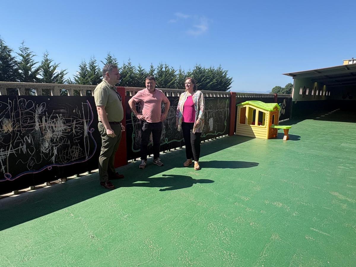 Miguel Machín, Pablo Fernández y Montse Fernández en el renovado patio para los alumnos de Infantil.