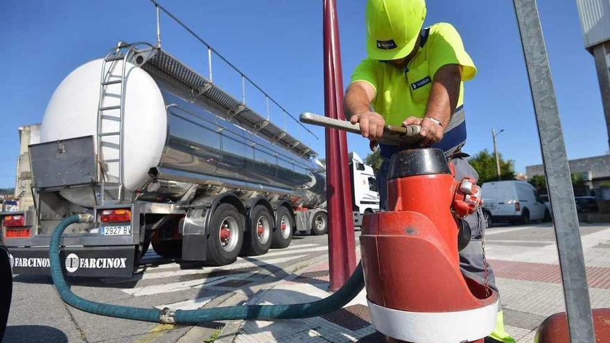 Un camión cisterna carga agua para abastecer el municipio pontevedrés de Barro en agosto.