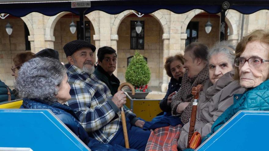 Mayores del centro de El Nodo, de viaje en el tren turístico