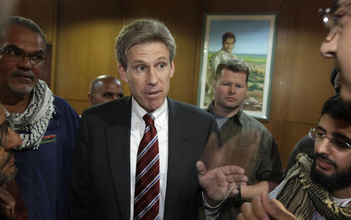 El embajador de EEUU en Libia, Chris Stevens, habla con los medios, el pasado abril, en Bengasi.