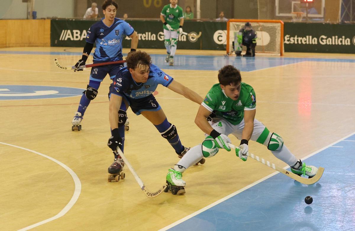 Jacobo Copa conduce la bola presionado por un jugador del Rivas en el Palacio de Riazor.