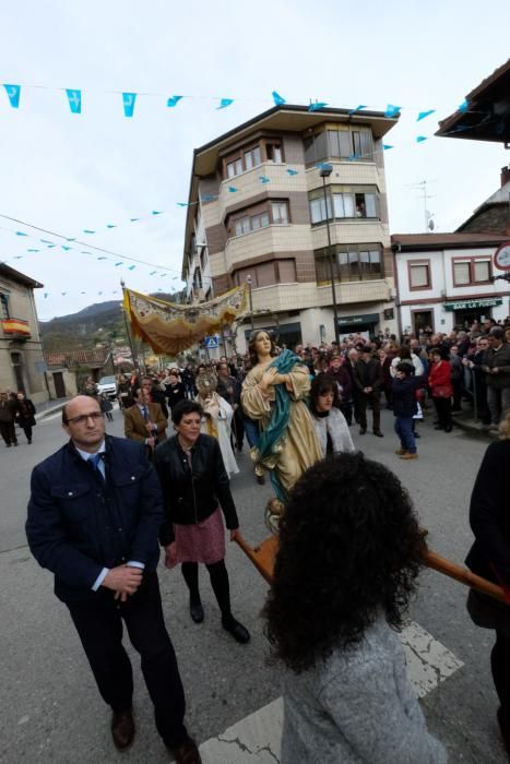 Procesión del Santo Encuentro en Campomanes